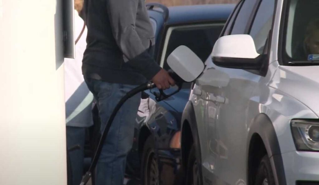 Védett üzemanyagárat vezet be a kormány