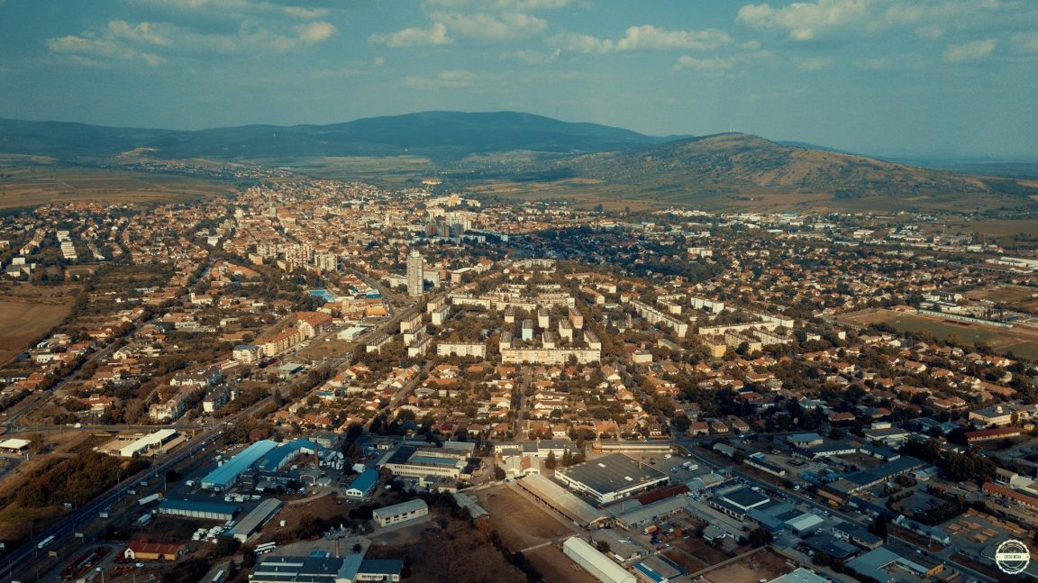 Eladó padlástér a Fő téren