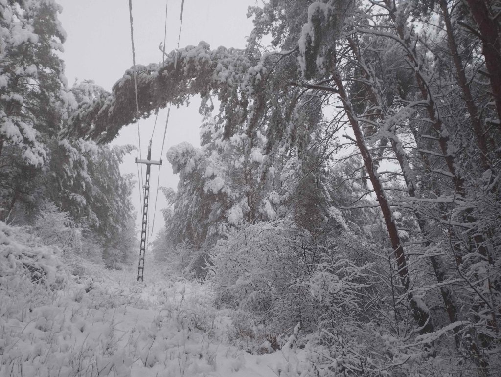 Áramkimaradásokat okoz a havazás