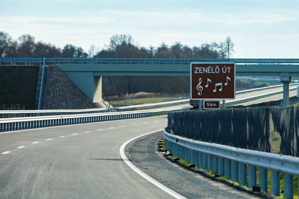 Fel kellett szedni a zenélő utat