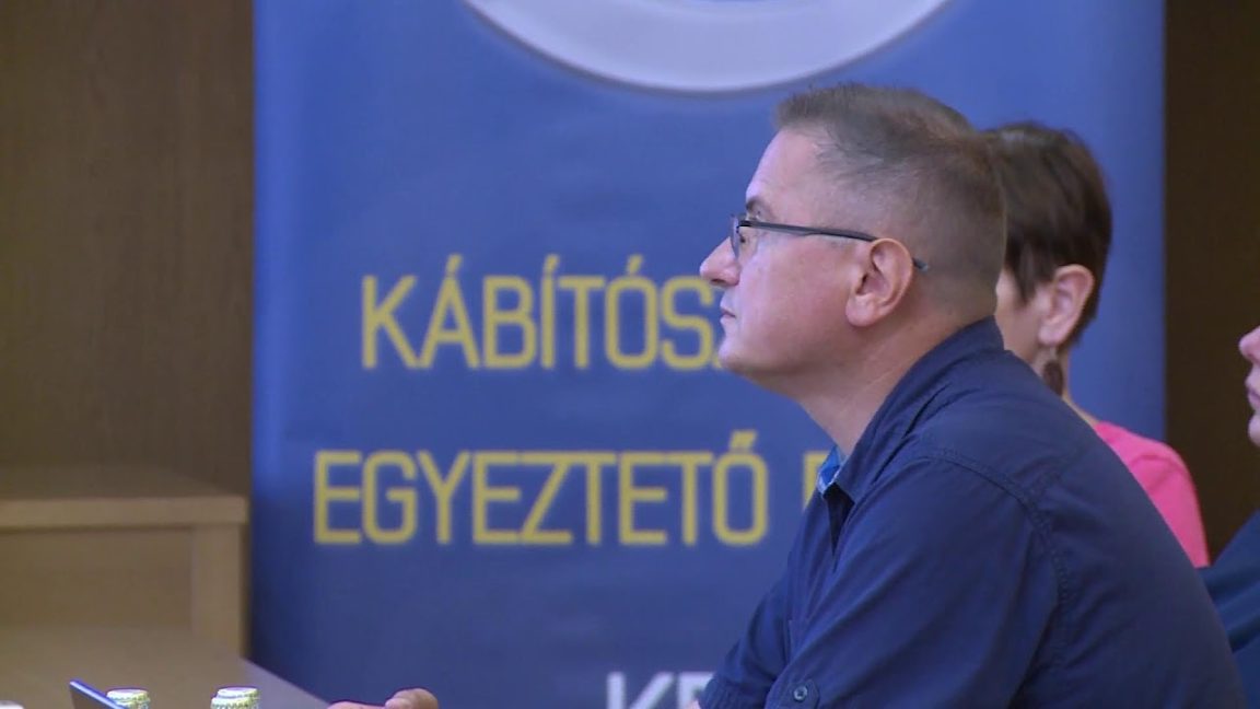 A buszmegálló mögötti park nem mosdó!