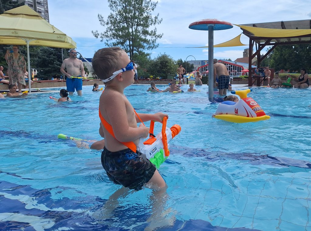 Vízipisztoly csatáztak a családok