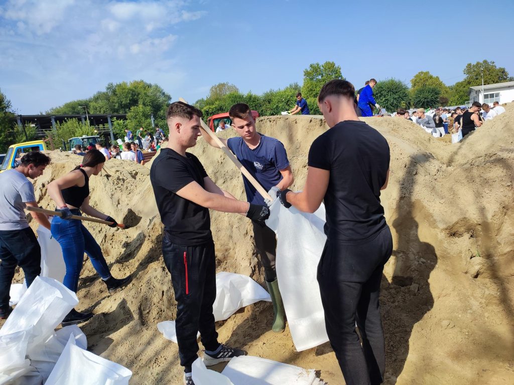 Gyöngyösi egyetemisták is a gátakon