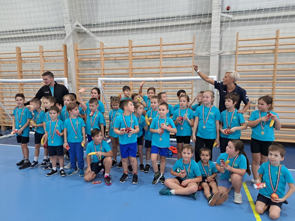 Közel 300 gyermek gyakorolja a kézilabda alapjait