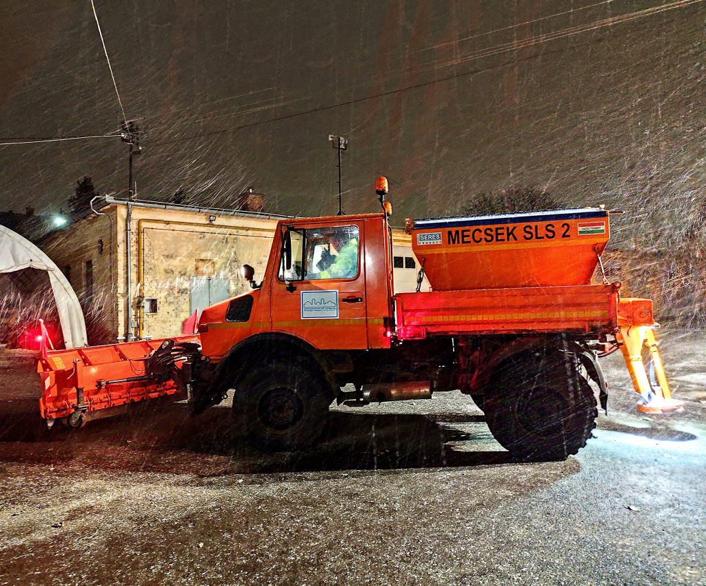 Leesett az első hó, folyamatosan dolgoznak a szakemberek