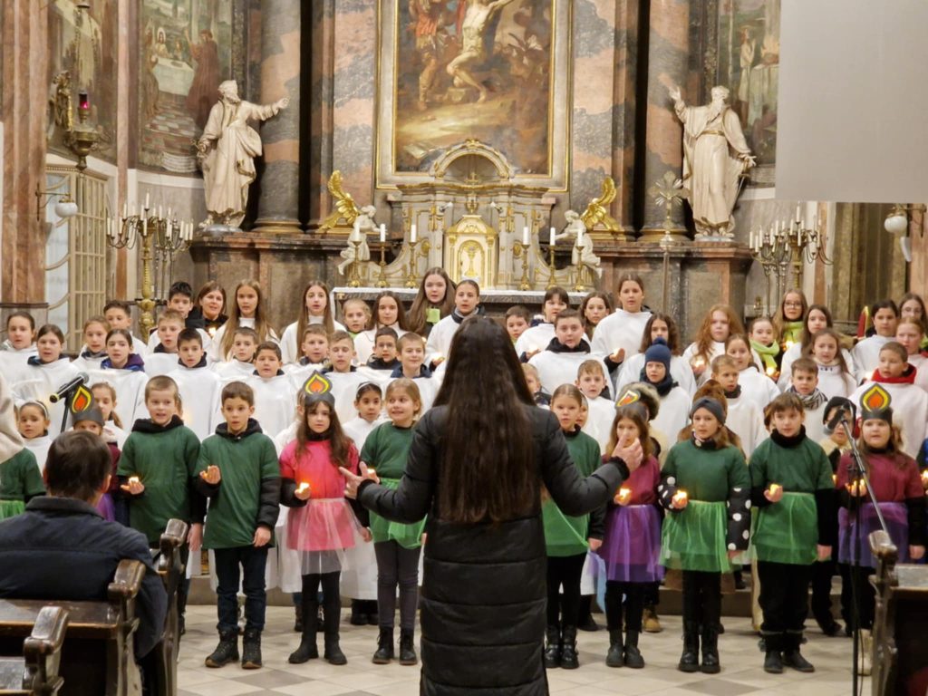 Együtt ünnepeltek a gyöngyösiek (videó)