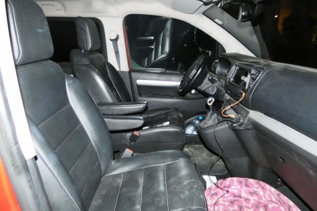 Jót akart, de kirabolta a stoppos