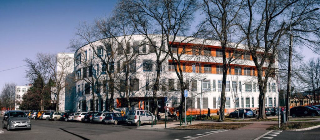 Tágasabb helyen várja betegeit a fizikoterápia a kórházban