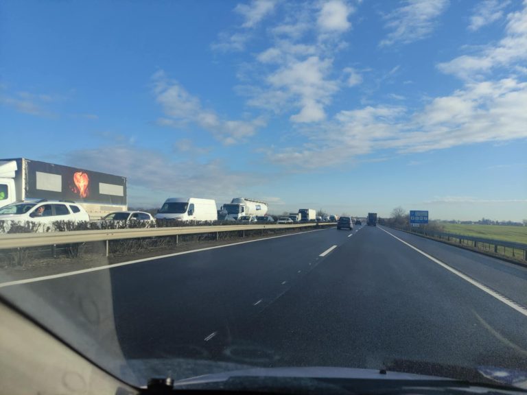 Több kilométeres a torlódás Budapest felé az autópályán