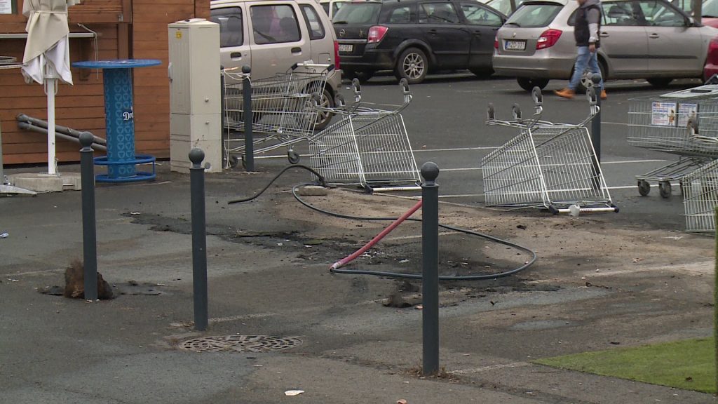 Büfékocsit gyújthattak fel a bevásárlóközpont parkolójában (fotó)