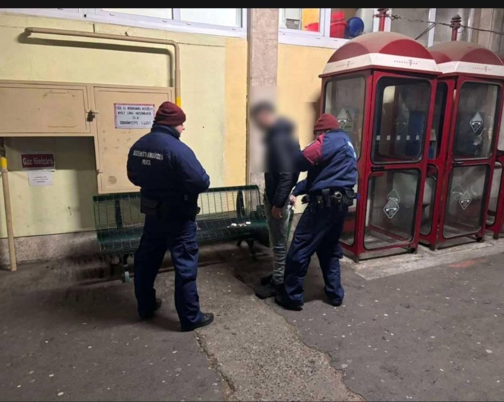 Kábítószerest fogtak a buszmegállónál