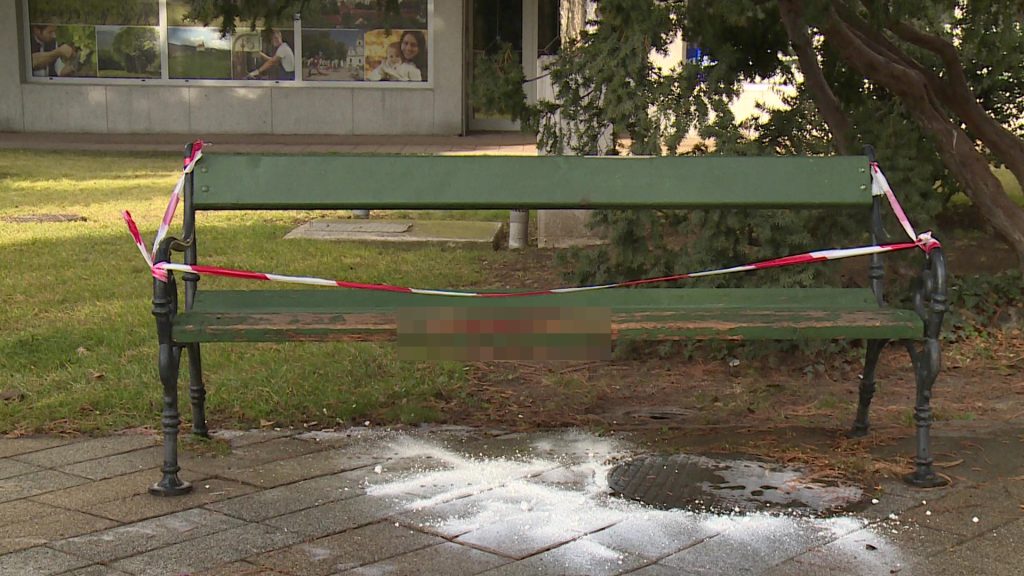 A nyílt utcán próbált véget vetni életének egy nő