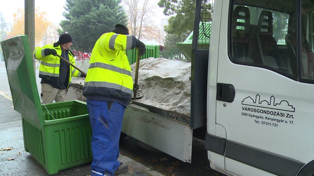 Óvatosan a városban- felszámolják a jégpáncélt