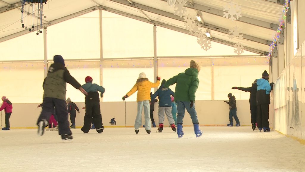 Meg van a 10.000 korcsolyázó a jégpályán