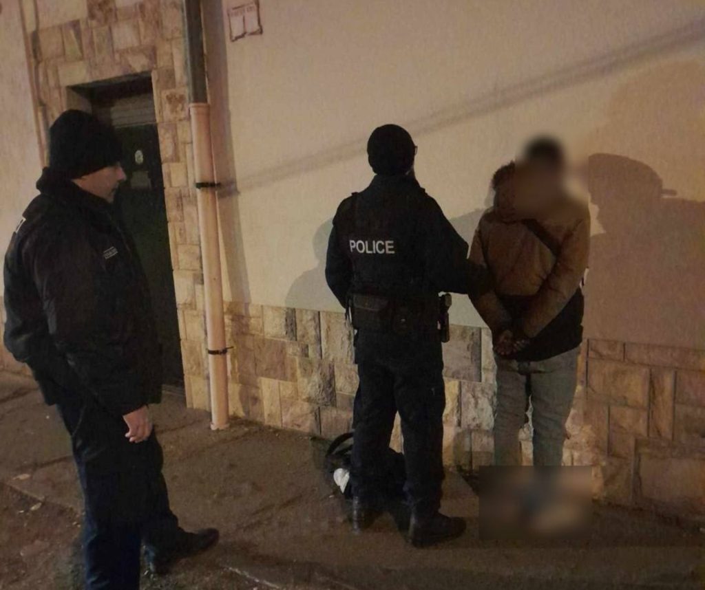 Bontotta a csatornarendszert – lebuktatták a kamerák