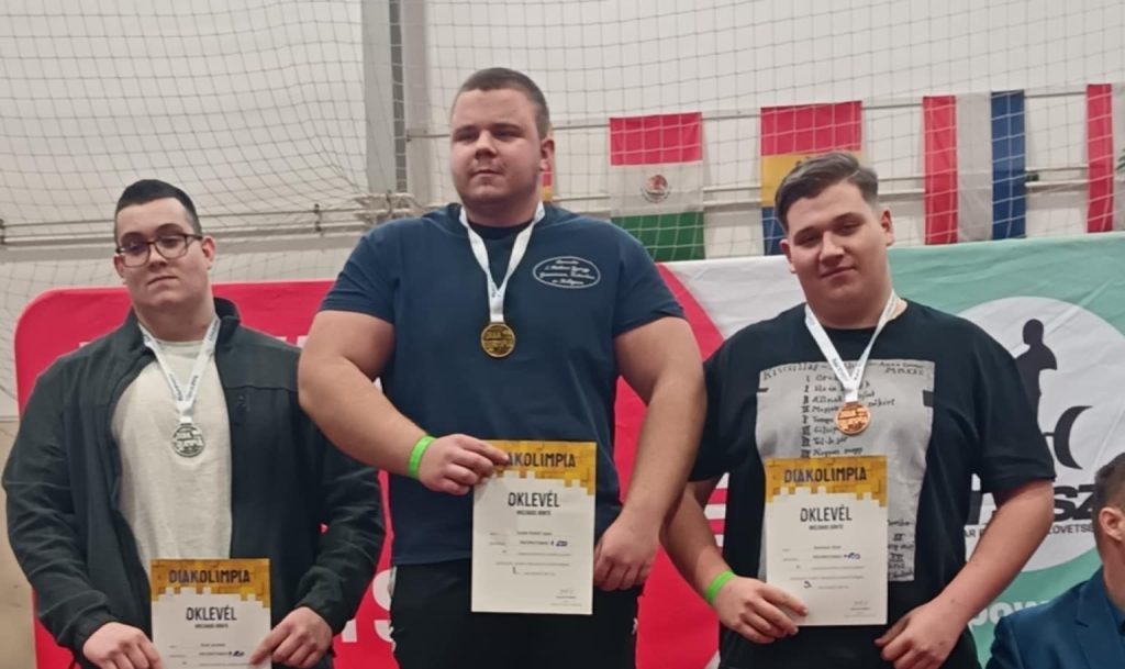 Fekvenyomás versenyszámban a dobogó 3. fokára állhatott Ábel