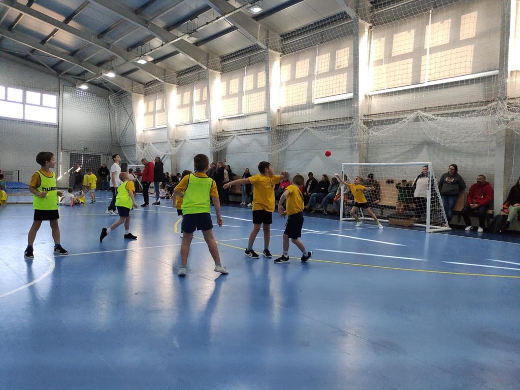 Több mint 200 kézis gyermek nyakába került érem