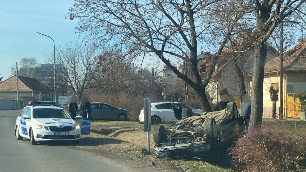 Árokba hajtott egy személyautó az Egri úton