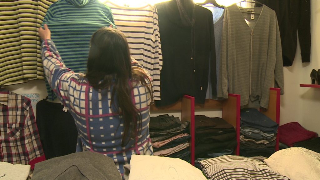 Nehéz helyzetben vannak a szociális adományboltok