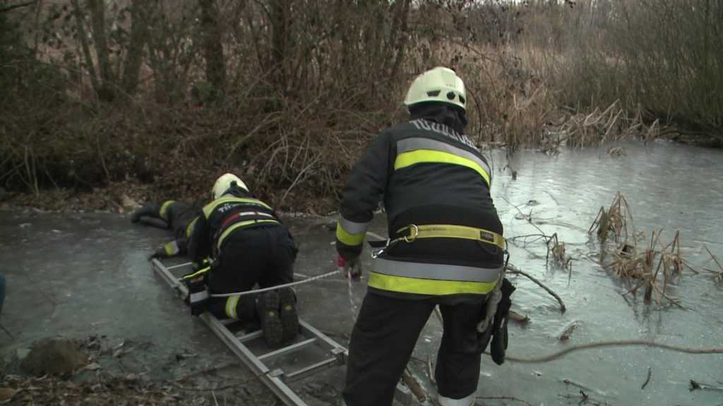 Beszakadt a jég egy diák alatt Sástón (videó+galéria)