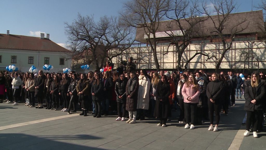 Gyöngyösi diákok is felvonultak a Magyar Ápolók Napja alkalmából