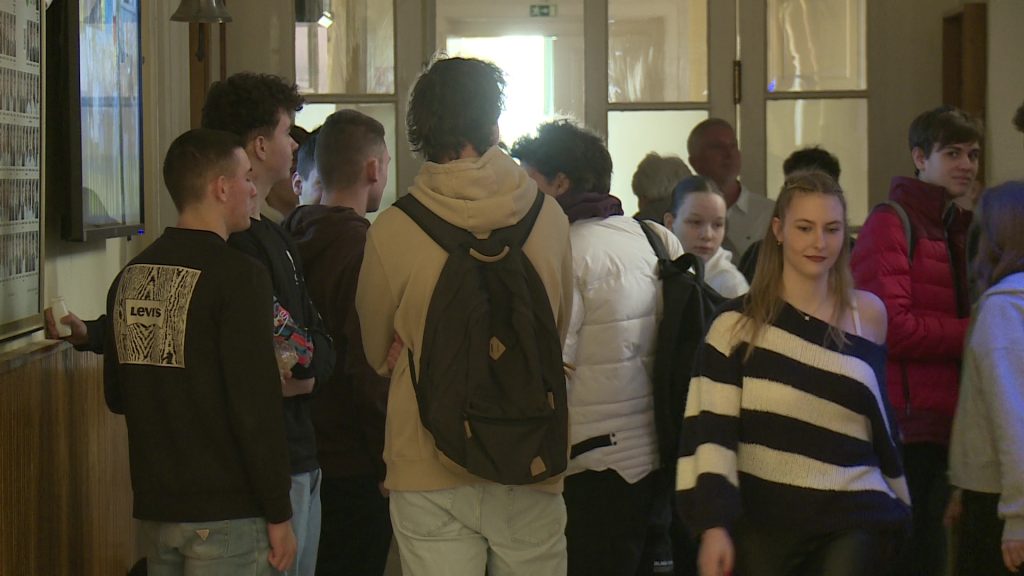 Bevált a telefon elvétel, visszatért az élet az iskolákba