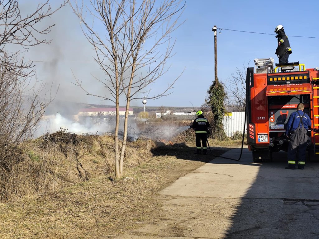 2 ezer négyzetméteren ég szárazfű a Karácsondi köznél