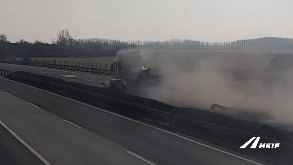 Kis híján tragédia: durrdefektet kapott a kamion az M3-ason (videó)