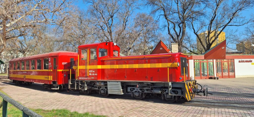 Gördülő tanterem: a kisvonaton tanulhatnak a gyerekek