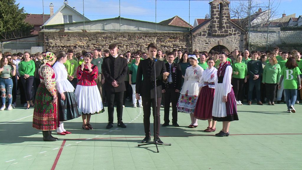 „Rabok legyünk vagy szabadok” – megemlékeztek a város diákjai