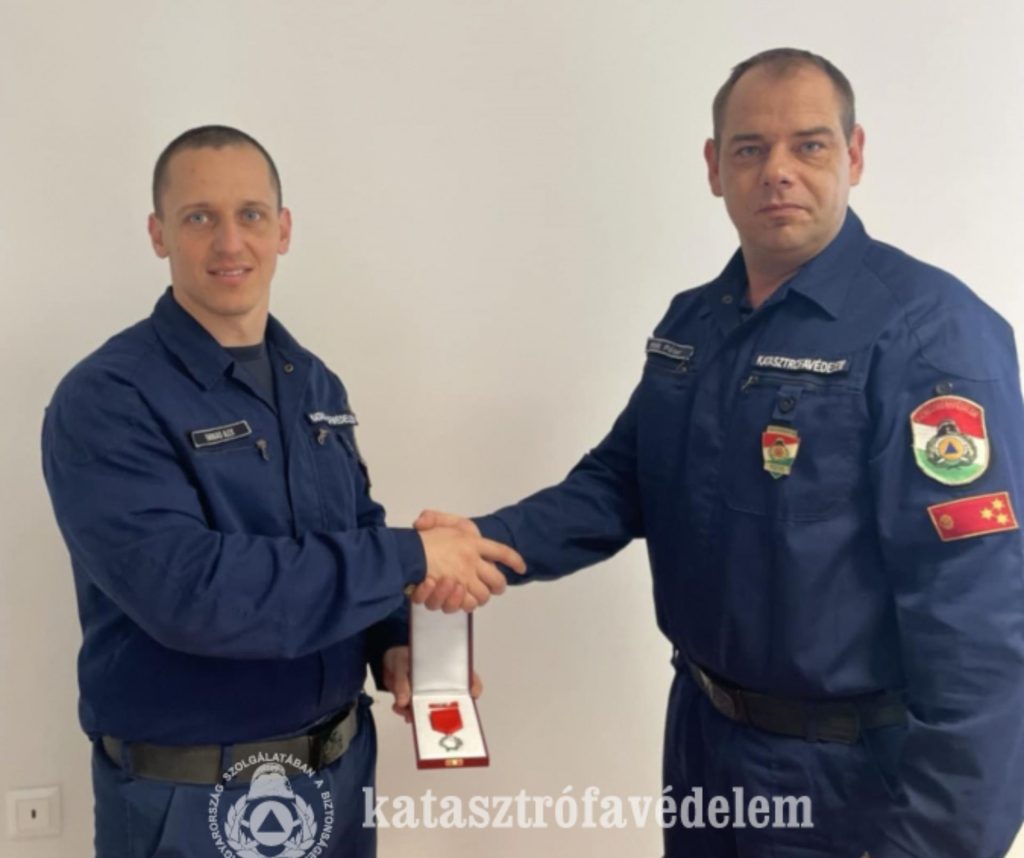 Gyöngyösi tűzoltókat tüntettek ki bátorságukért