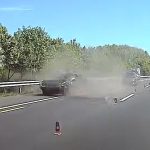 Kamionba rohant egy kisbusz az M3-ason