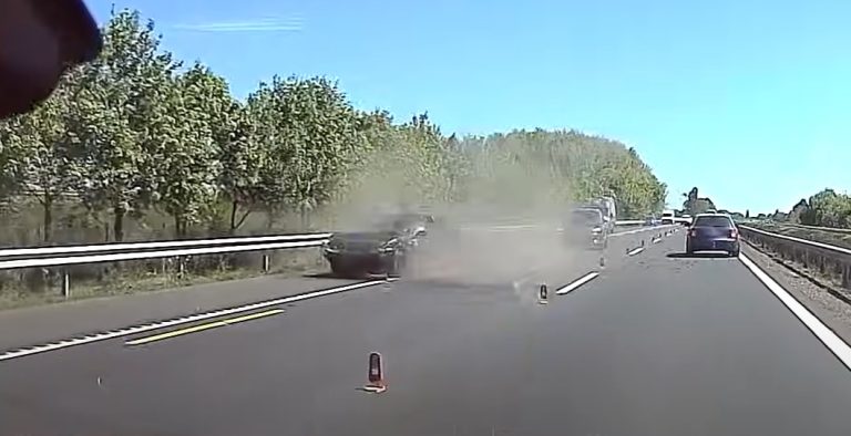 Kamionba rohant egy kisbusz az M3-ason