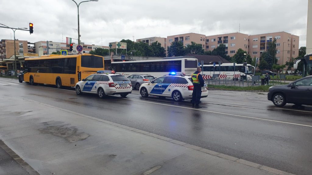 Baleset a buszmegállónál
