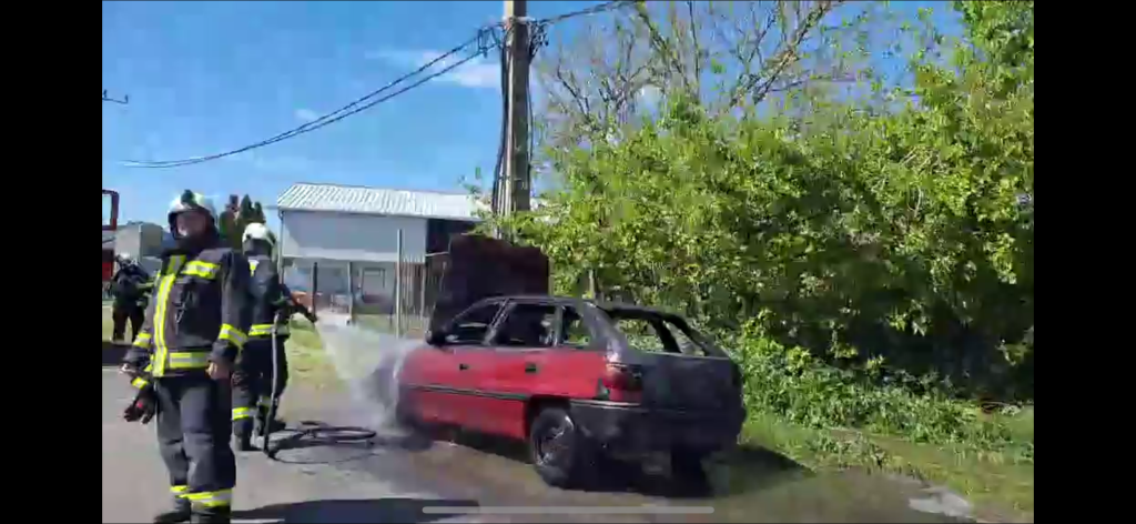 Kigyulladt egy autó Gyöngyösön