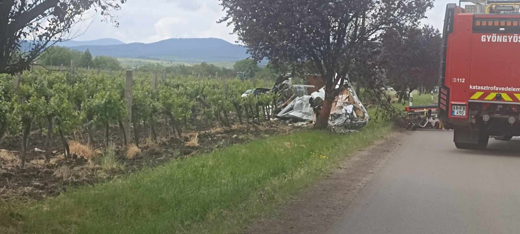 Fának sodródott egy autó Gyöngyöstarjánnál
