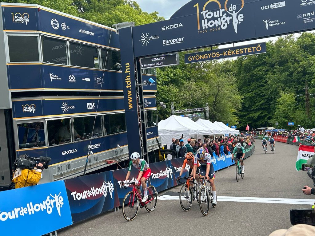 Meghódították a csúcsot – célba ért a Tour de Hongrie mezőnye