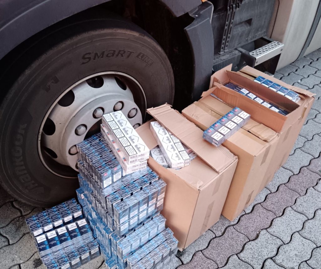 Több ezer doboz csempészcigivel bukott le az M3-ason