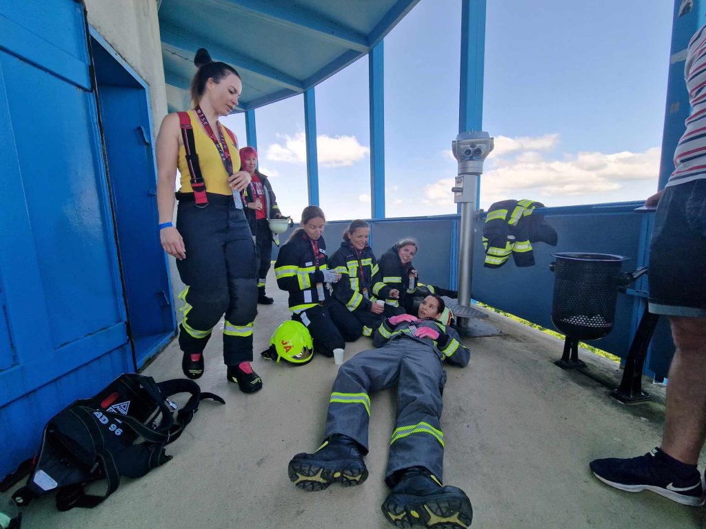 Lépcsőfutás teljes felszerelésben – tűzoltók versenyeznek kékesen