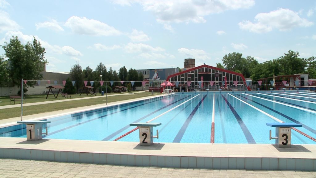 Megnyitották a szabadtéri medencéket a strandon