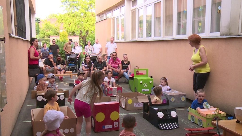 Autós mozival ballagtak az ovisok