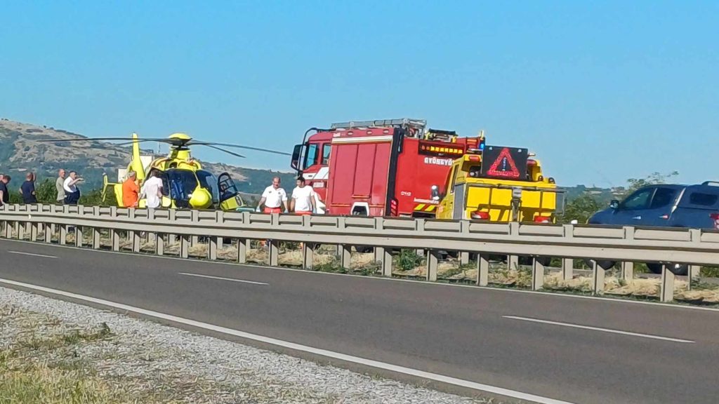 Árokba csapódott egy autó a 3-as főúton