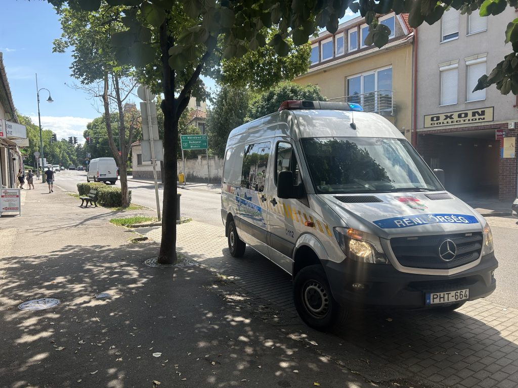 Kiabált és az úttestre hajította a reklámtáblát