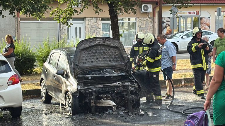 Kigyulladt egy autó a Mátrai úton