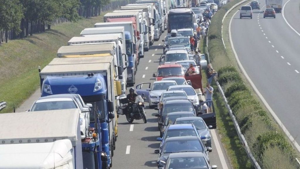 Hármas karambollal indult a nap az M3-ason