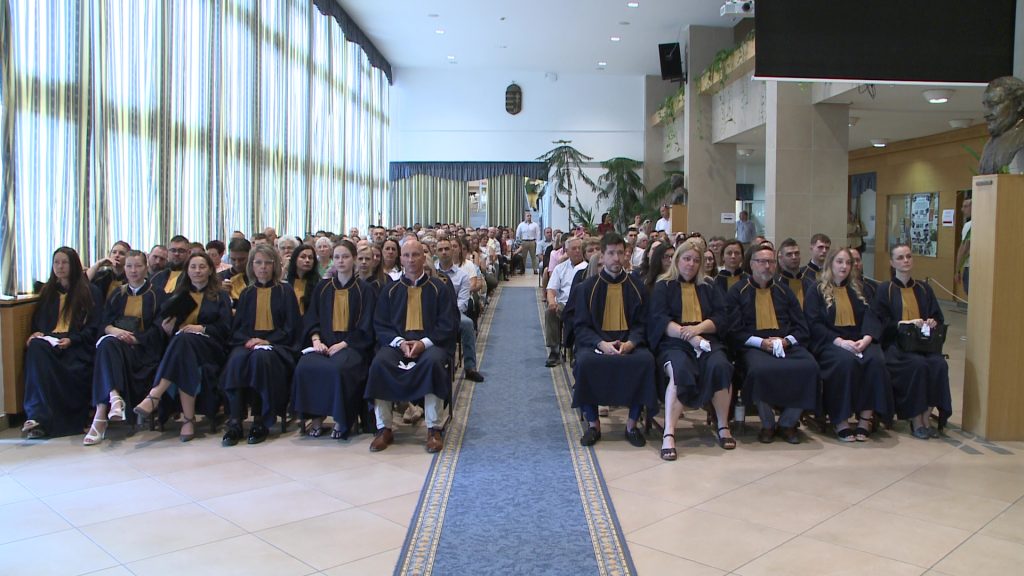 Közel 100-an vehették át diplomájukat a MATE-n