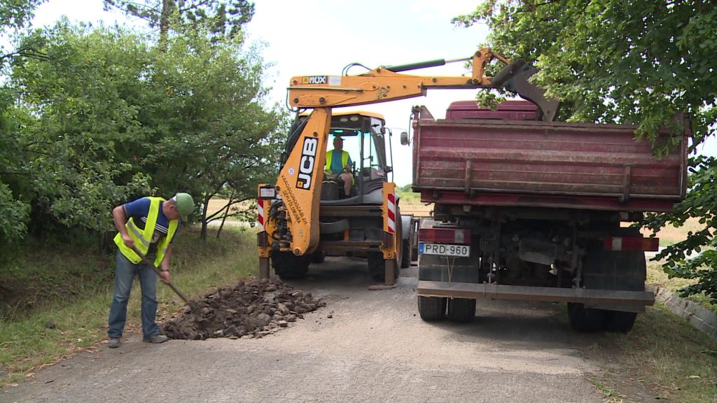 Javítják az útburkolatot Gyöngyössolymoson
