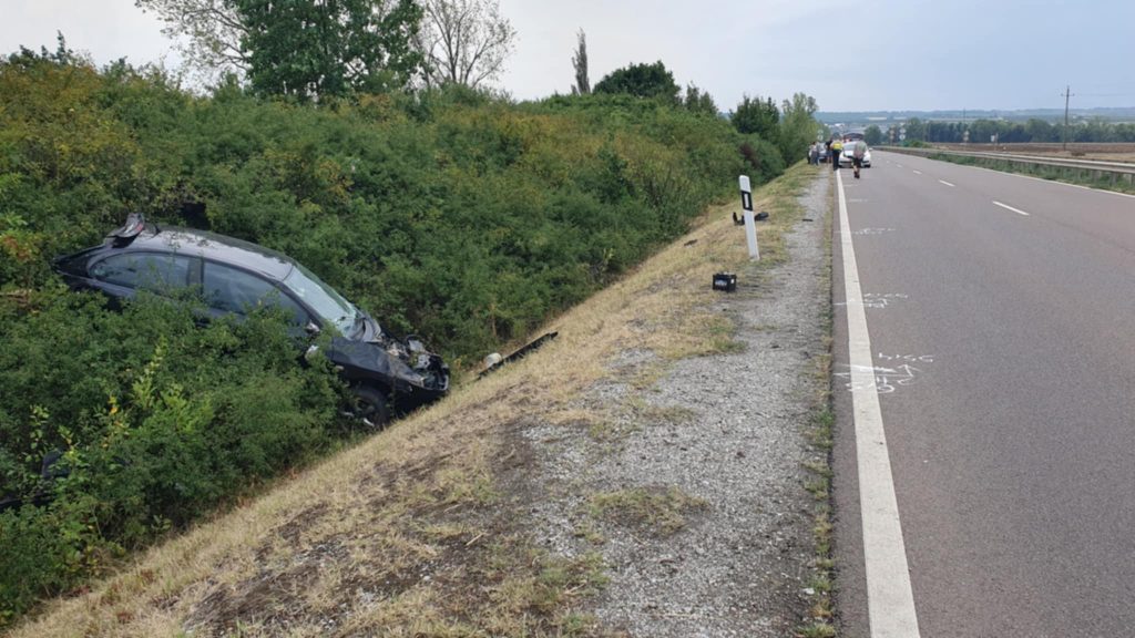 Felborult egy autó a 3-as főúton, Gyöngyösnél