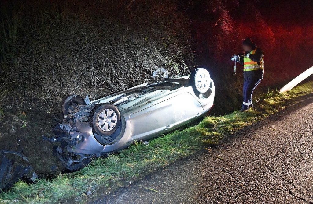 Árokba borult egy autó a 3-as főúton
