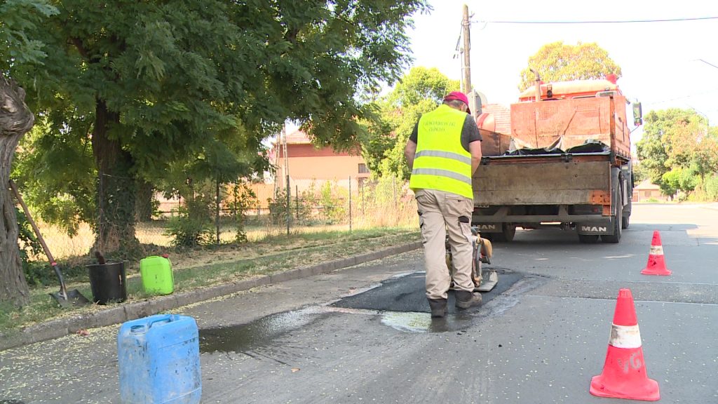 Több helyen is kátyúznak a városban (galéria)